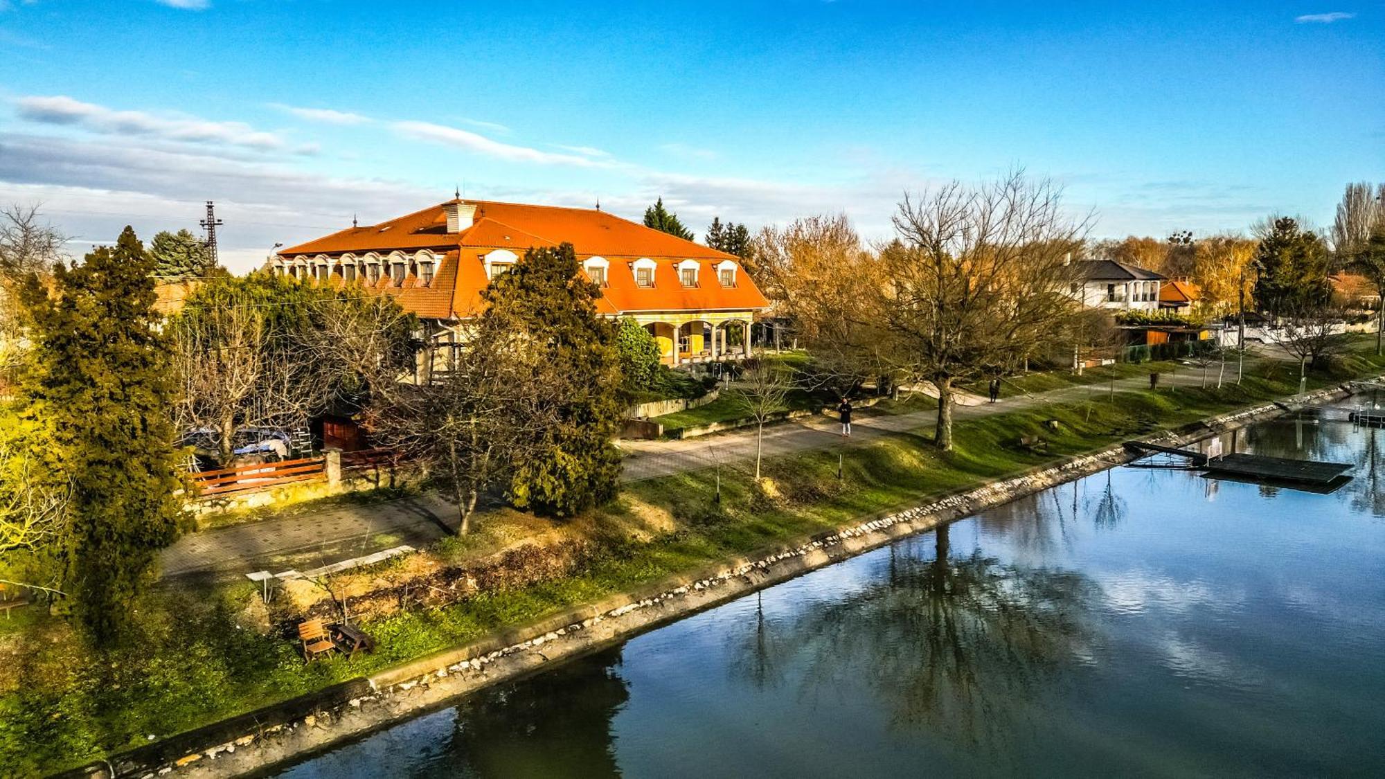 Halászi Regia Panzio Bed & Breakfast エクステリア 写真