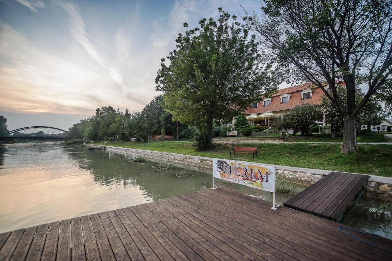 Halászi Regia Panzio Bed & Breakfast エクステリア 写真